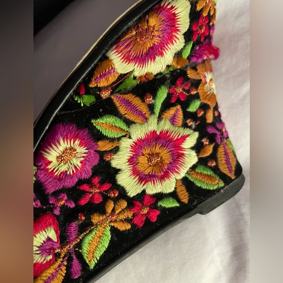 Embroidered wedge heels open toe shoes - Picture 3 of 8